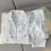 Promoción de transmisión en vivo de primavera: pijama nuevo para mujer, con un cárdigan de doble capa y cuello estiloso, estampado creativo y sencillo de nubes, y suave tejido de algodón de manga larga