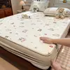 Sábana Acolchada de Gasa Arrugada Linda de Dibujos Animados, Esterilla a Prueba de Orina y Suciedad, Protector de Colchón Impermeable y Antideslizante, Juego de Tres Piezas