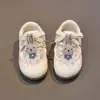 Novos Sapatos Infantis Primavera e Outono 2026, Sapatos de Bebê para Meninas, Tênis de Couro com Desenhos Animados, Sapatos de Treino Alemães de Cano Baixo, Estilo Princesa