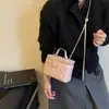 Bolsa Transversal Feminina para o Trabalho Corrente Balde Pequena Nicho Design de Losangos Moda Novo Estilo 2026 Ombro Único Versátil Super Quente Outono