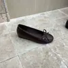 Versión de piel de oveja~Zapatos planos de punta redonda con lazo estilo francés 2026 nuevo estilo zapatos de vestir poco profundos para mujer, zapatos de trabajo negros de suela blanda