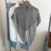 Chal de punto de lana de alta gama con diseño de triángulo hueco para mujer, otoño, versátil, tacto de alta gama, bufanda tipo chal con borlas, calentador de cuello