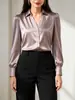 Produto de comércio exterior da moda: uma camisa leve, luxuosa, com decote V, de abotoamento simples e mangas tipo lanterna, feita de um tecido acetinado fluido e brilhante, perfeita para um look chique e profissional