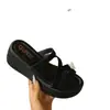 Sandalias de cuña con tiras cruzadas de terciopelo negro de moda con suelas gruesas texturizadas, que realzan la altura, versátiles para el uso diario casual, sandalias para mujer transfronterizas