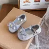 Sapatos Pequenos de Couro com Laço para Meninas 2026 Primavera/Outono Doce Novo Estilo Lantejoula Crianças Solado Macio Princesa Bebê Elegante Sapatos Individuais