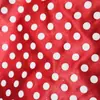 Punto Blanco Satín Pulido Fondo Rojo Estampado de Puntos Traje de Escenario Traje de Cosplay Tela para Disfraz