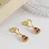 Moda Outono e Inverno Novo Estilo Chinês Brincos de Zircônia Vermelha em Forma de Cabaça Clipe de Orelha em Formato de Espiral de Mosquito Design Único Brincos Elegantes para Mulheres