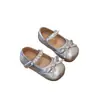Zapatos de piel para niña, nuevos modelos de primavera y otoño, zapatos de princesa para bebé con suelas blandas, zapatos de vestir sencillos para niña, disponibles para venta al por mayor