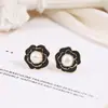 Aretes de Perla de Agua Dulce Natural Camelia, Estilo Pequeño Chanel, Aguja de Plata 925, Cobre Chapado en Oro, Aretes que Conservan el Color, Venta al por Mayor desde el Fabricante
