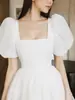 Vestido de novia ligero, estilo corto, escote cuadrado, organza, mangas abullonadas para cubrir los brazos, adecuado para fotografía de viaje al aire libre, compromiso y registro, vestido formal pequeño con falda voluminosa