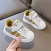Tênis da moda para meninas, nova coleção outono 2026, respirável e versátil, perfeito para o jardim de infância, com biqueira em formato de concha e um design branco casual