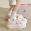 Nuevas zapatillas de suela gruesa para mujer 2026, zapatillas blancas de satén con cordones, mocasines versátiles para estudiantes, zapatos casuales para mujer