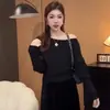 Suéter de Moda Estilo Coreano de Hombros Descubiertos y Mangas Largas para Mujer 2025 Principios de Otoño Nuevo Estilo Puro Lustroso Aspecto Holgado Adelgazante Ropa de Trabajo Top