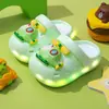 Nuevos y lindos zuecos de dibujos animados de helicóptero con suelas suaves e luces para niños, zapatillas versátiles ligeras de EVA para exteriores