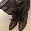 Nuevas Botas de Caballero de Cuero Suave con Punta Aguda y Tacón Grueso para Otoño/Invierno 2026 Botas de Tacón Alto Retro con Cordones para Mujer Botas Adelgazantes con Apertura Amplia Botas Arrugadas