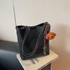 Bolso Grande de Mujer para Otoño e Invierno, Versátil Modelo Nuevo 2026, Bolso de Hombro Cruzado Sencillo, Bolso Cubo Retro de Moda