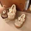 Pantuflas de algodón para el hogar de dibujos animados 2026, estilo fácil de poner, otoño/invierno, nuevo diseño con motivo de oso de peluche, suaves y cálidas, lindas