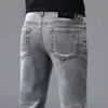 Estação de primavera e outono, calça jeans masculina cinza, elástica, moderna, slim-fit, perna afunilada, estilo europeu, com estampas exclusivas, calça longa casual