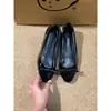 Sapatos femininos para aumentar a altura, estilo ballet doce e charmoso, preto, 2026, para mulheres baixinhas, com um laço delicado, design de bico fino, coleção de outono, cor nude