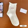 Meias Largas Brancas Femininas de Algodão Absorventes de Suor Respiráveis Elásticas com Borda Enrolada Meias de Cano Médio Padrão de Desenho Animado Fofo Meias Casuais