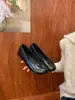 Zapatos únicos retro versátiles de punta dividida baja tipo pezuña de cerdo para mujer, nuevos zapatos slip-on para commuting de otoño 2026
