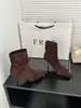 [] Botas Femininas Curtas de Camurça com Salto Alto Fino e Bico Fino Outono 2026 Par com Saias Botas Nude Francesas
