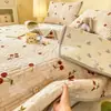 Frazada de Cama de Felpa de Leche de Gasa de Doble Capa Juego de Tres Piezas Dormitorio de Estudiantes Manta de Doble Cara Protector de Colchón y Cama