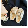 Zapatillas de casa en stock modelo nuevo 2026, suaves y acogedoras, sin cordones, de doble tira, para exteriores, suela gruesa, peludas, tipo Birkenstock para mujer