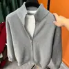 Cardigã masculino liso com zíper, suéter de malha versátil, jaqueta popular de outono e inverno, peça externa com gola alta, atacado transfronteiriço de comércio exterior