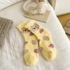 Calcetines de terciopelo de coral para mujer no sueltan pelo el día cálidos calcetines de tubo gruesos dulce oso de dibujos animados fresa calcetines para dormir mujer