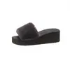 Outono e inverno de 2023 Novas pantufas de pelúcia com sola grossa estilo coreano para mulheres, calçados externos, moda casual, cunha, tira única, pantufas de algodão