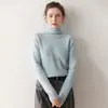 Nuevo top de punto de cuello alto de Baicai Rong, una prenda básica de corte holgado, suave, versátil, simple y elegante para usar en capas en otoño e invierno.