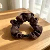 Elástico de cabelo scrunchie floral retrô com contas para mulheres, exalando uma vibe sofisticada e elegante, perfeito para rabos de cavalo baixos e coques.