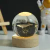 Atacado transfronteiriço base de madeira luminosa bola de cristal esculpida luz noturna decoração Sistema Solar Galáctico bola de vidro
