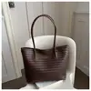 Bolsa de ombro tecida estilosa de outono e inverno, grande capacidade, estilo retrô, nova moda 2026, bolsa de mão versátil para trabalho e deslocamento