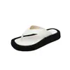 Nuevas chanclas de verano para mujer, sandalias de dedo con plataforma para mujer, zapatos de playa de suela plana para uso en exteriores