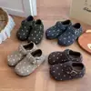 Zapatos Birkenstock de niña con lunares, nueva colección otoño/invierno 2026, zapatos infantiles de suela blanda con cierres de velcro, zapatos pequeños de cuero retro y versátiles para niños mayores