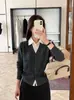 Han Xun Lujo Ligero Para Ir al Trabajo Aspecto en Capas sin Esfuerzo Cárdigan de Punto con Cuello de Camisa Falso de Dos Piezas para Mujer Colección Otoño 2026 27459