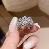 Anillo Popular Serie La Daisy de Lo, Nuevo Anillo con Incrustaciones de Diamantes de Cristal Amarillo con un Toque de Alta Gama, Lujo Ligero y Diseño Versátil
