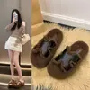 Sandalias Versátiles de Suela Gruesa con Dedos Abiertos Retro que Aumentan la Altura Abiertas en los Dedos para el Hogar Casual Tendencia de Correa Única Pantuflas Peludas para Mujer Otoño Invierno