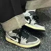 Nuevos Zapatos de Baloncesto Aj1 Negros y Grises Puros Originales Cómodos Antideslizantes Resistentes al Desgaste de Caña Baja Deportivos Aj1 Zapatos para Hombre