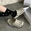 Cómodos y ligeros, estos zapatos perforados con soporte para el arco son adecuados para el uso a largo plazo sin fatiga.. Son elegantes, de color sólido y adecuados tanto para hombres como para mujeres.. Son una opción de moda para parejas y son perfectos para la ropa de playa de verano