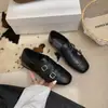 Brogues Vazados Planos Retrô Boca Profunda Bico Redondo Pequenos Sapatos de Couro Novos 2026 Flats Femininos Fivela de Couro Britânicos