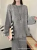 Conjunto de Tricô Casual Chique para Mulheres, Novo Conjunto de Duas Peças Outono/Inverno: Suéter Simples Soltinho de Gola Redonda + Saia de Cintura Alta