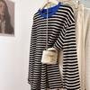 Camiseta estilo coreano Lazy Fengbao con cuello azul, otoño 2024, retro, con rayas de colores contrastantes, holgada, informal, combinable, cuello redondo, manga larga para mujer