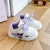 Sapatos infantis para meninas 2026 novo outono tênis esportivos de sola macia para crianças maiores, sapatos brancos de couro infantis com design de desenho animado para meninas