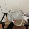 Bolsa de Cor Sólida com Textura Trançada Feminina Outono 2026 Nova Bolsa de Ombro Único Moda Bolsa de Mão Bolsa Transversal de Grande Capacidade Pingente