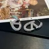 Letra en Forma de V de Huajia, Popular Moda con Circonita Incrustada en Cobre, Lujo Ligero, Sensación de Gama Alta, Diseño de Nicho, Lujo Ligero, Superventas Transfronterizo