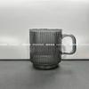 Taza de vidrio con asa y rayas verticales vintage estilo nicho, taza de café americano para hielo, taza de leche para desayuno