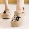 Zapatos de Jardín para Mujer 2026 Verano Nuevos de Suela Gruesa que Aumentan la Altura de EVA Suave y Antideslizantes, con una Sensación de "Pisar Caca", Diseño de Dibujos Animados